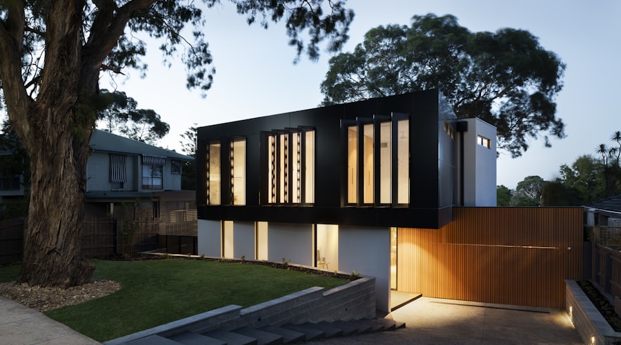 Phòng khách cổ điển châu Âu - Biệt thự Ecopark Ghế sofa vải nhung đỏ burgundy, bàn trà gỗ óc chó chạm khắc, đèn chùm bronze