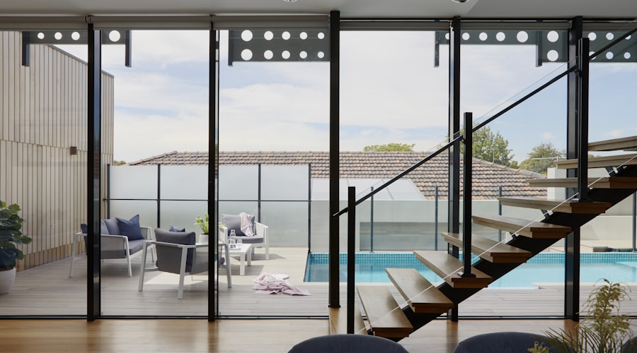 Cầu thang chính dự án Ocean Park Cẩm thạch Carrara ý, lan can sắt rèn nghệ thuật, thảm runner đỏ burgundy