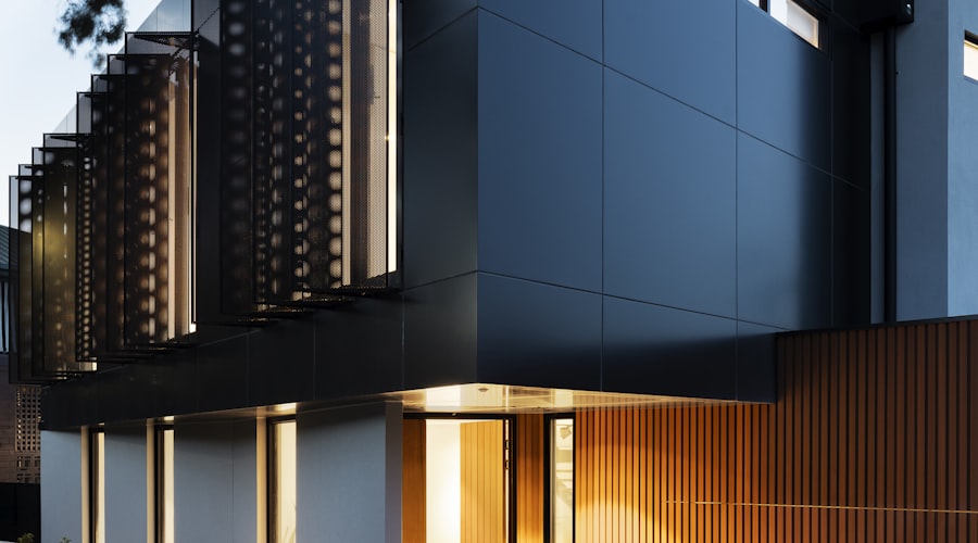 Kiến trúc Indochine cổ điển Mái ngói đỏ, cửa chớp gỗ, hành lang rộng, cột tròn kiểu Pháp