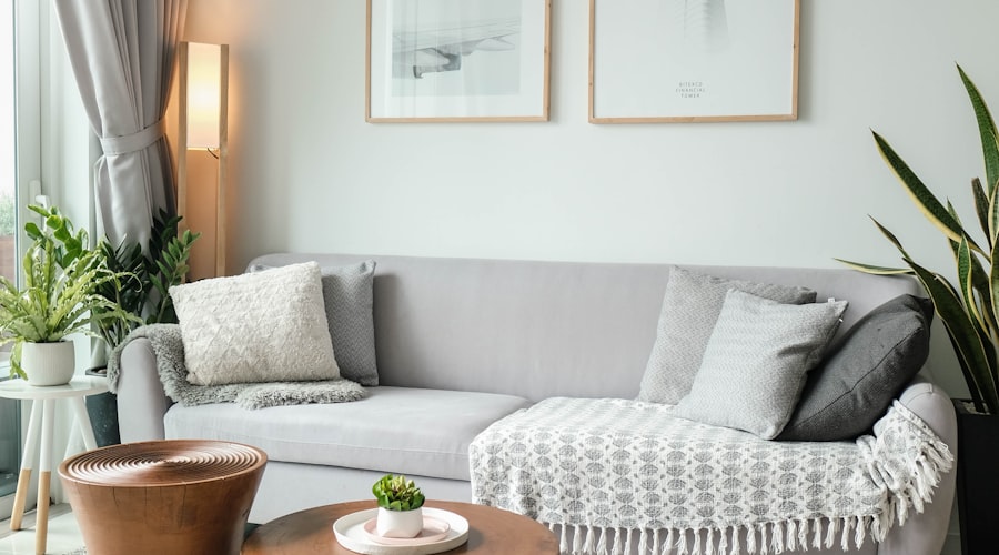 Cửa chớp và hành lang dự án Hà Đông Cửa chớp gỗ lim, hành lang gạch bông, cột tròn sơn trắng, đèn lồng