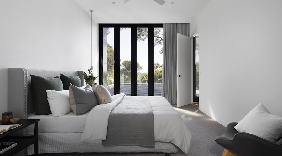 Phòng khách Art Deco - Penthouse Landmark 81 Sofa nhung emerald, bàn trà marble đen vàng, đèn chùm geometric, mirror sunburst