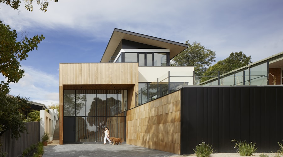 Không gian nội thất Tropical với cây xanh và vật liệu tự nhiên