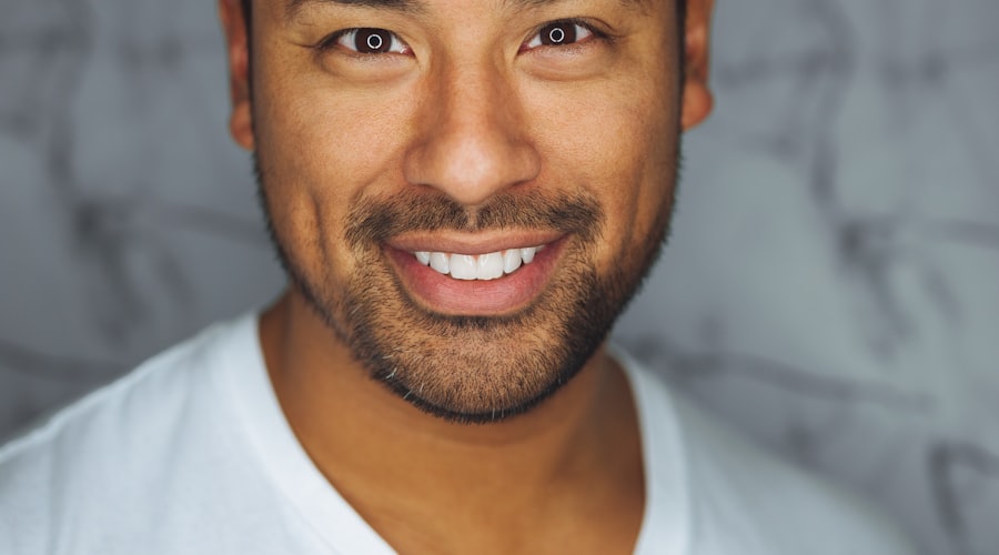 Vẻ đẹp khuyết điểm trong Wabi-Sabi Chén gốm rạn, gỗ có vết xước, tường sơn bong tróc tự nhiên