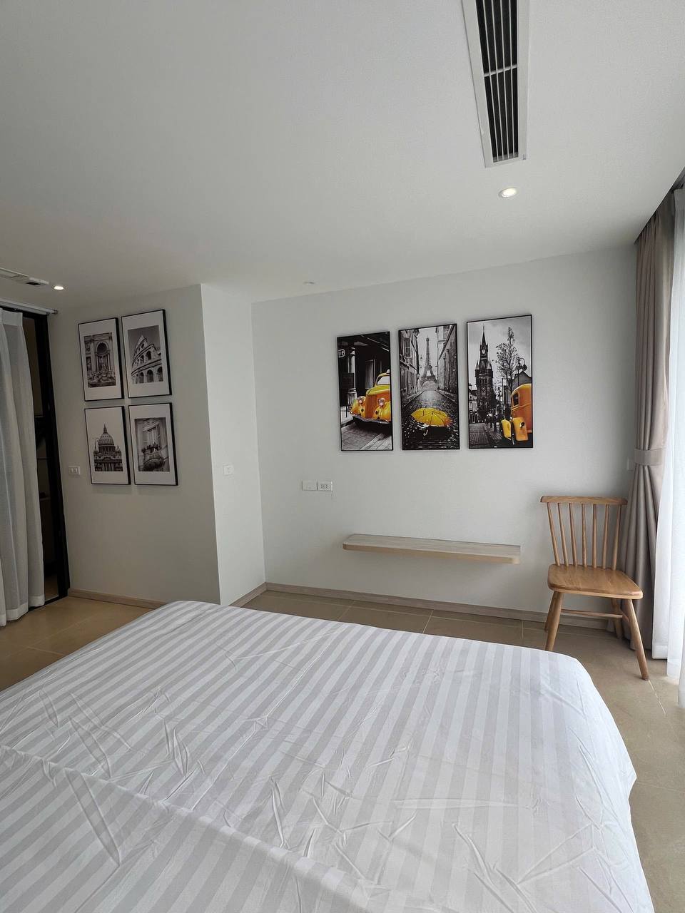 Bếp mini studio - tủ lạnh Samsung đen, máy giặt, bàn ăn 2 người, ghế Windsor gỗ