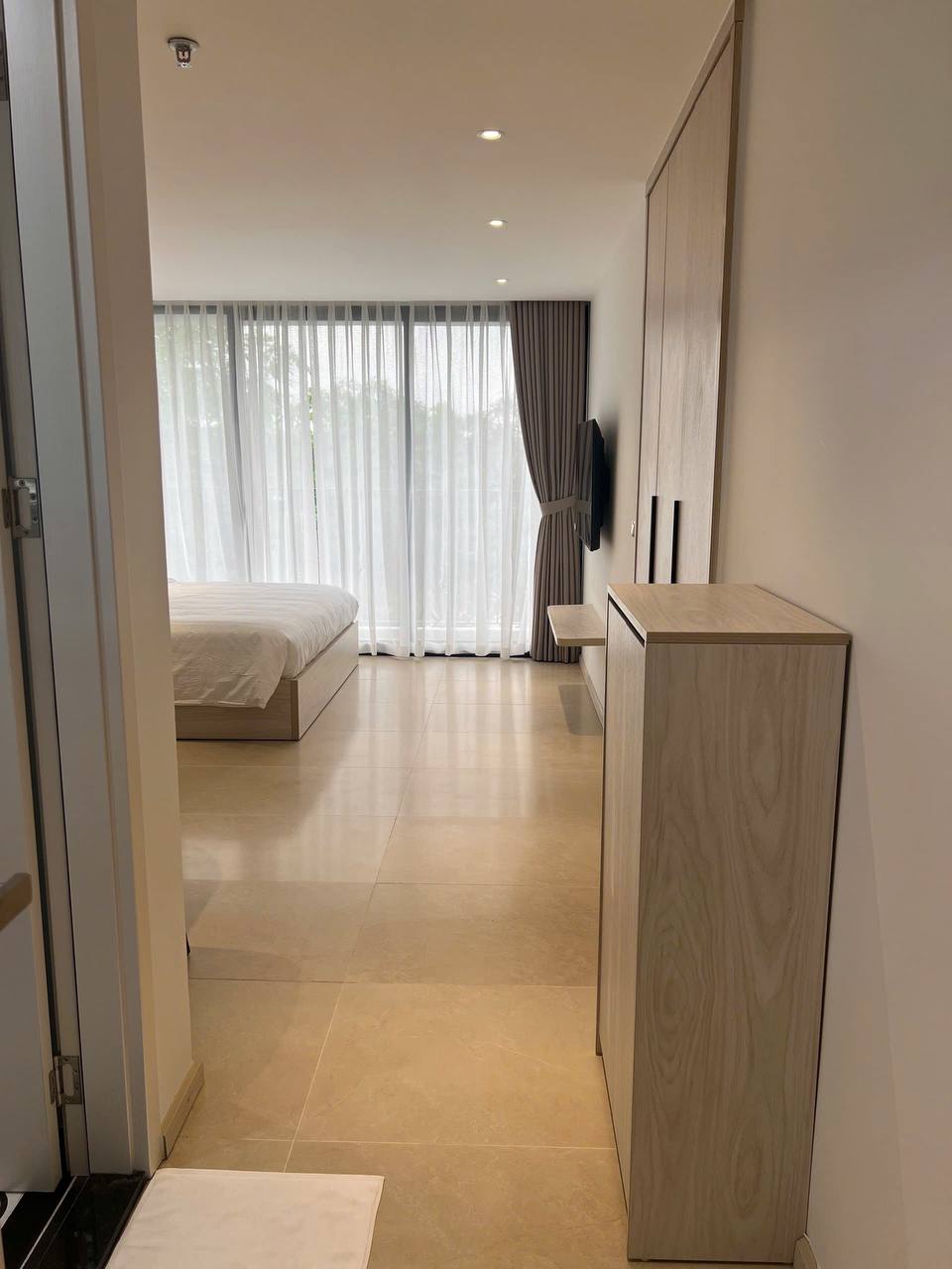 Studio góc bếp - bàn tulip đen, ghế Windsor, tủ lạnh Samsung, bếp mini gọn gàng