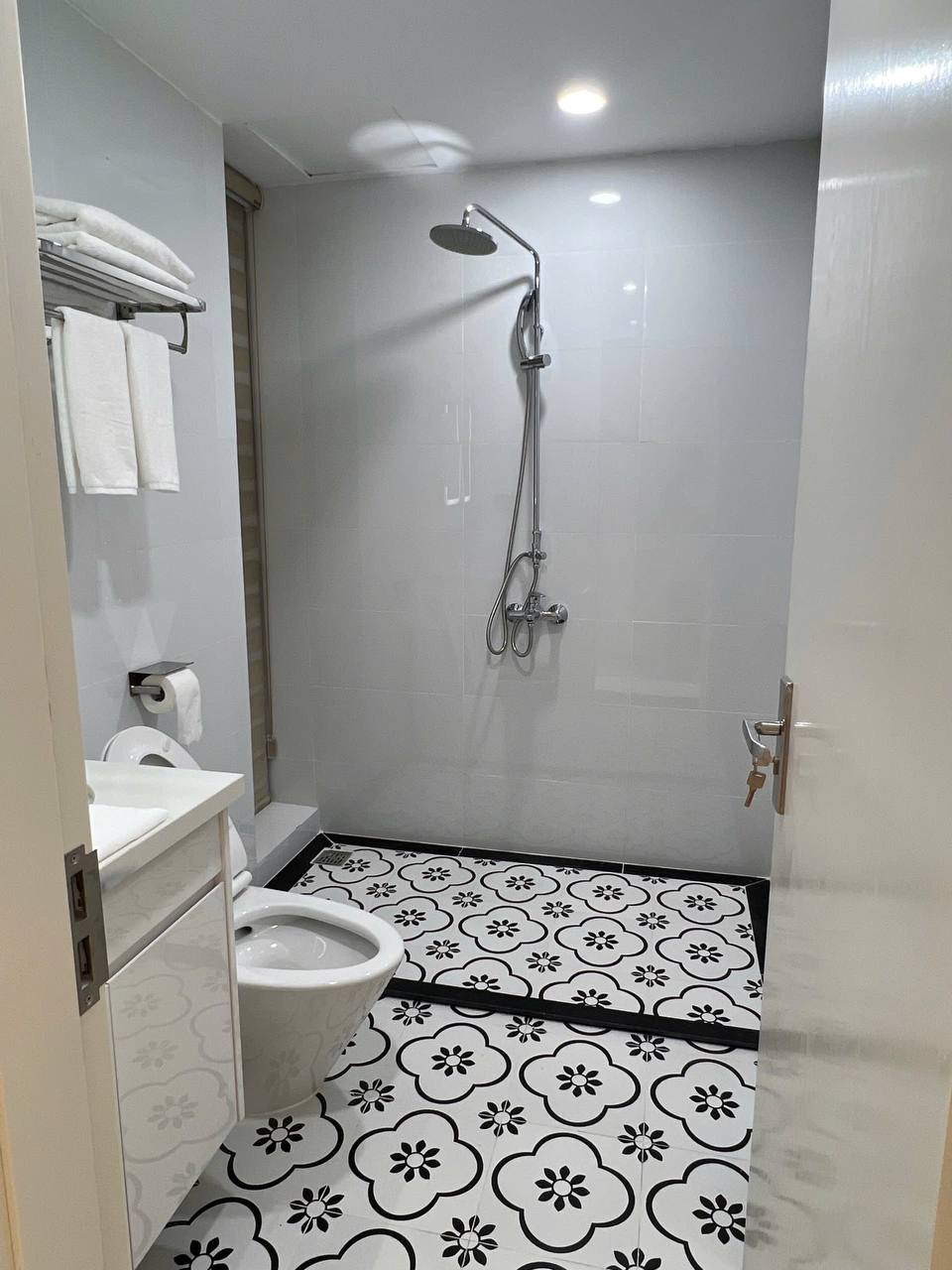 Phòng tắm - lavabo marble, gương LED tròn, gạch hoa văn, rain shower