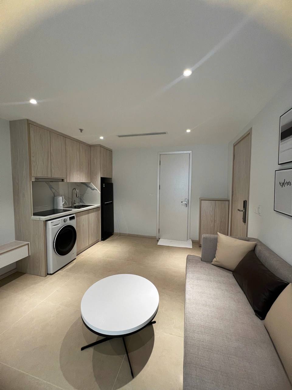 Chi tiết nội thất - bàn ăn gỗ sáng, hoa đỏ, ghế Windsor, cửa kính view cây xanh