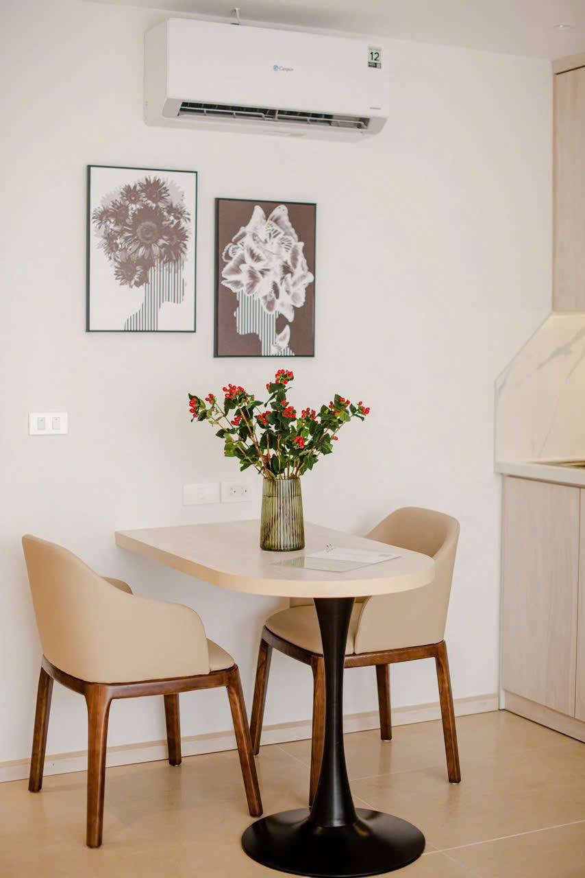 Phòng tắm cao cấp - gương LED lớn, kính phòng tắm, thiết bị INAX, gạch hoa văn đen trắng