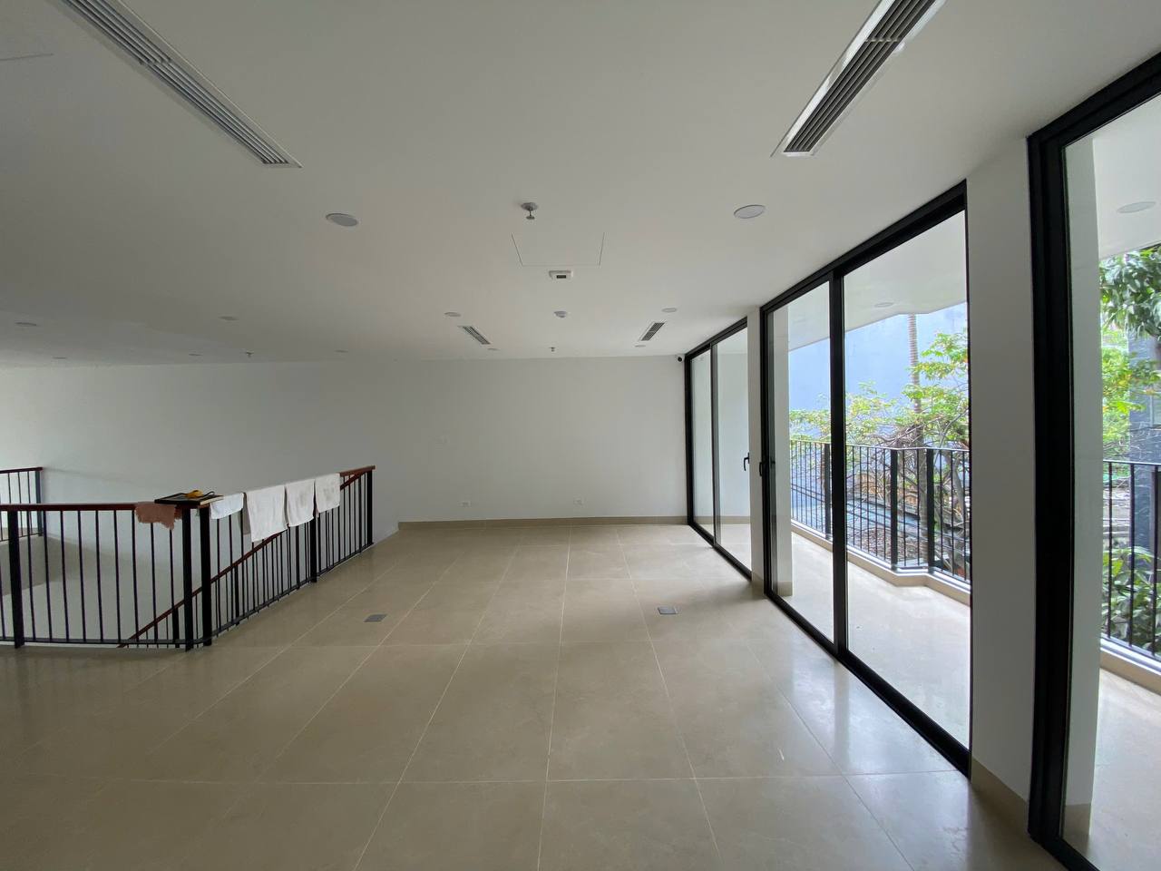 Hành lang tầng - cầu thang, lan can sắt, tủ PCCC, mặt sàn trống, đội ngũ khảo sát